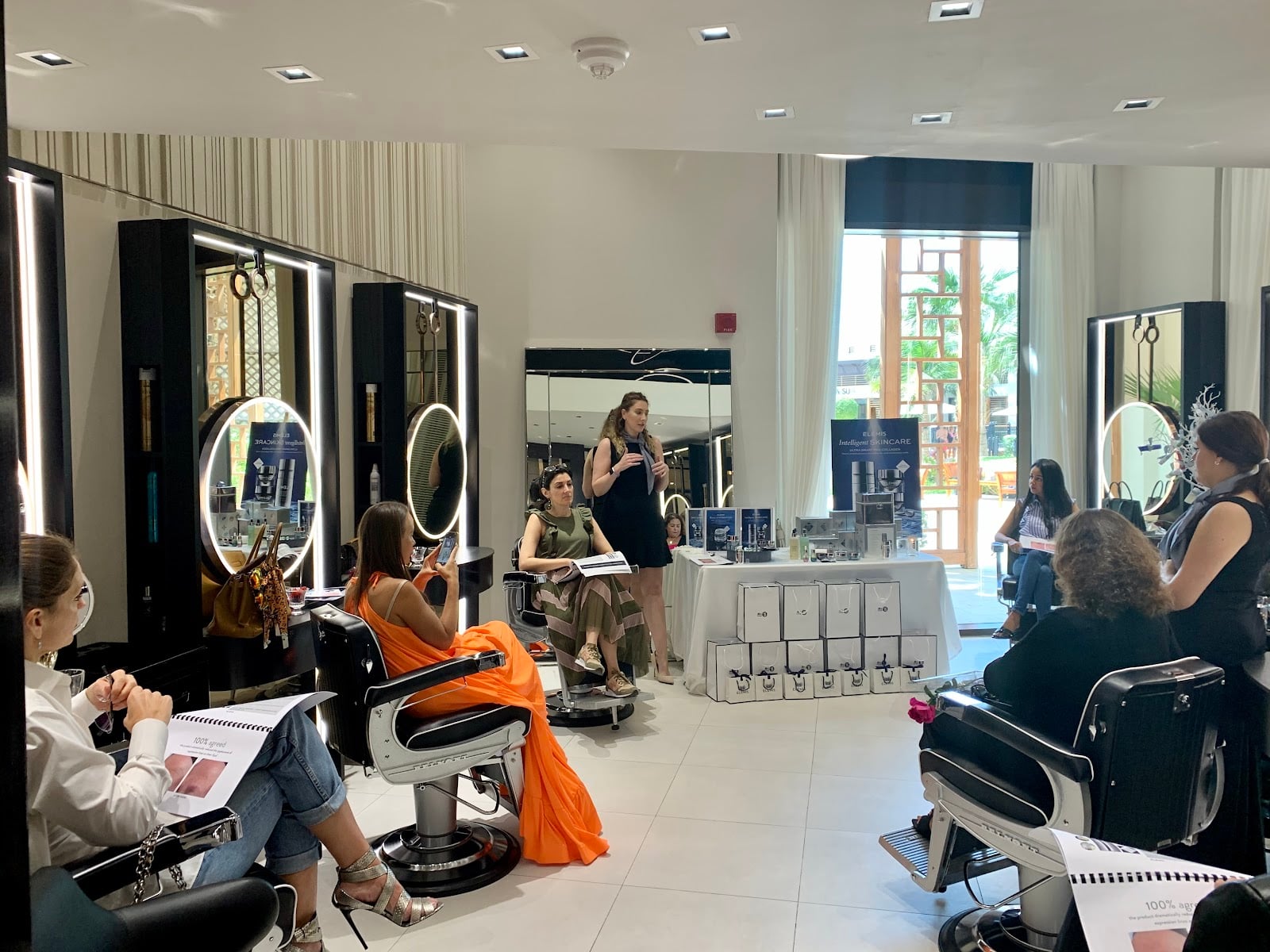 Mr & Mrs B Lounge LLC - Beauty Salons in Jumeirah, Dubai