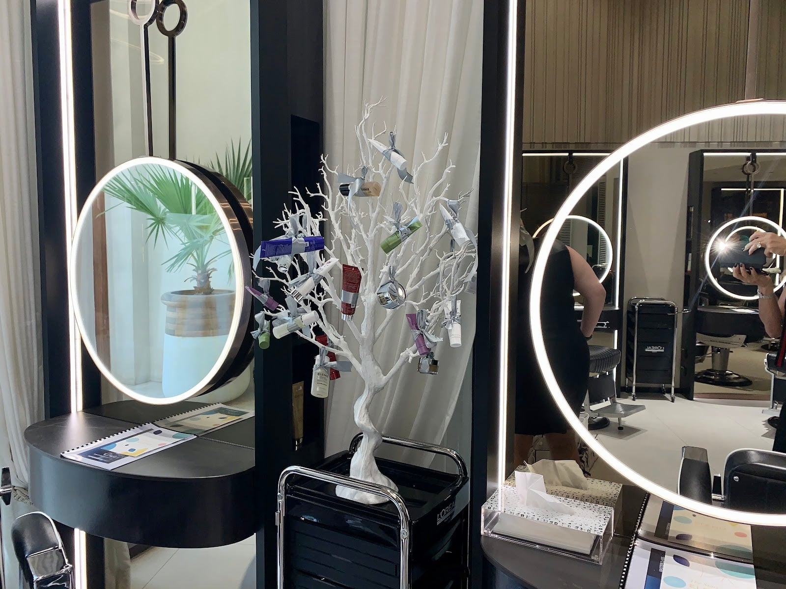 Mr & Mrs B Lounge LLC - Beauty Salons in Jumeirah, Dubai